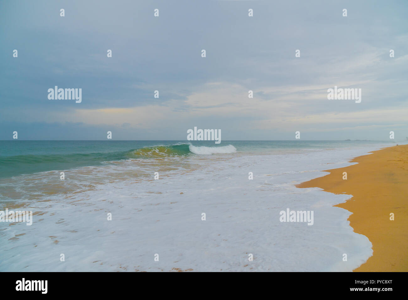 Schaum-Welle, die auf der sandigen Ufer. Stockfoto