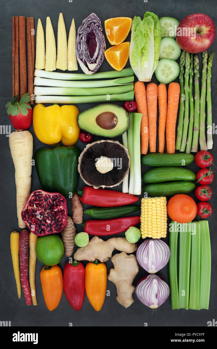 Vegetarische super Essen Konzept mit frischem Gemüse, Obst, Kräutern und Gewürzen. Gesundheit Lebensmittel, die einen hohen Gehalt an Antioxidantien, Anthocyane, Vitamine und diätetische fi Stockfoto