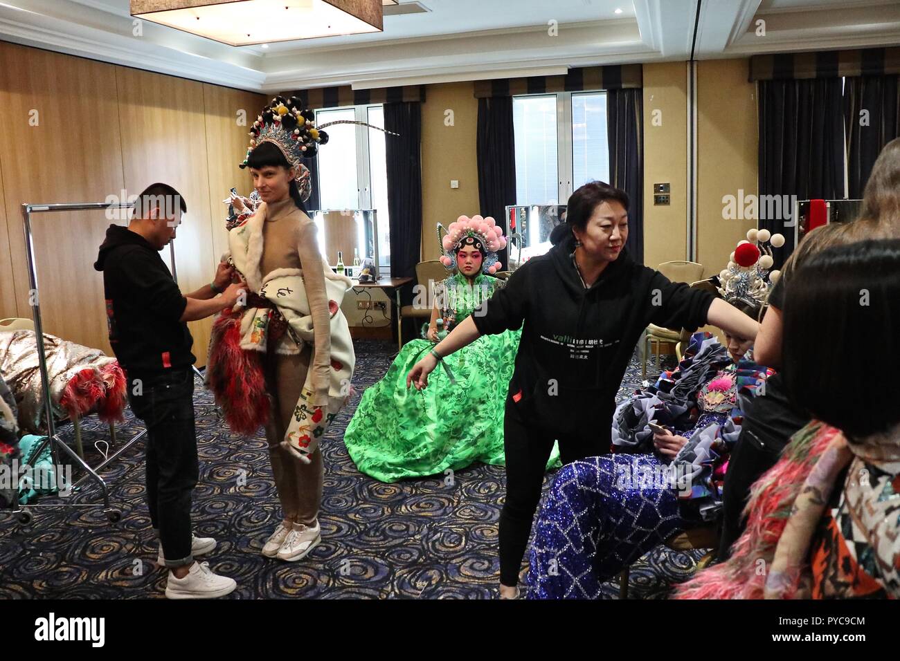 Sie Guang Hu Couture Show Backstage Stockfoto