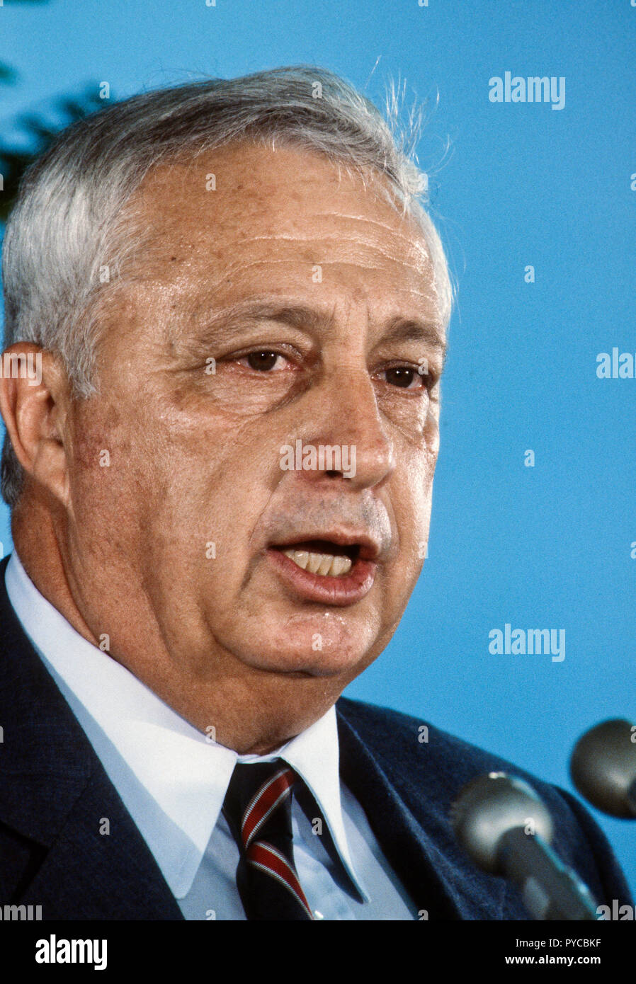 Washington, DC., USA, 13. Mai 1983 Ariel Scharon, der israelische Minister für Verteidigung Adressen Reporter während der National Press Club Mittagessen. Credit: Mark Reinstein/MediaPunch Stockfoto