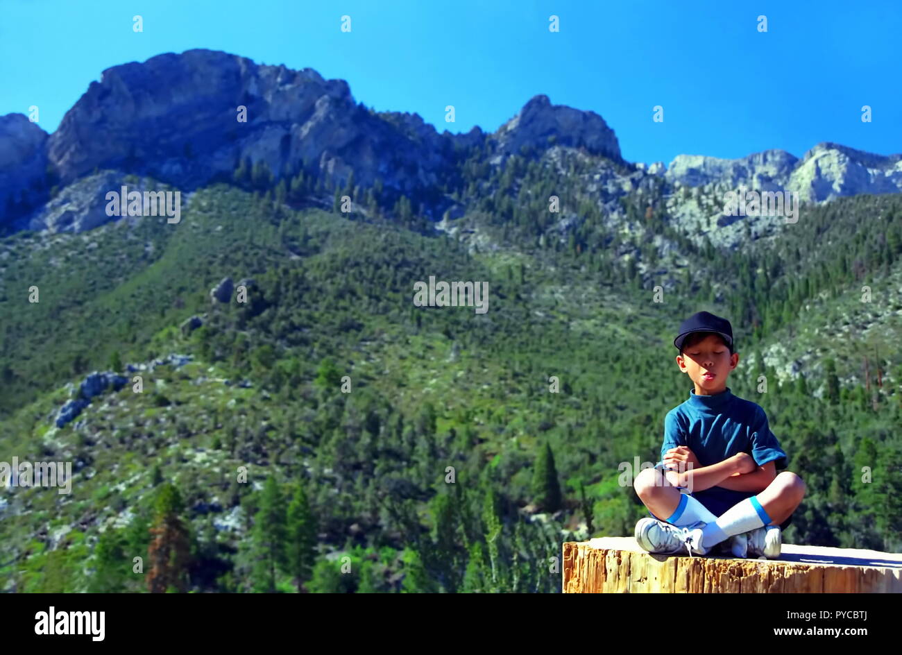 San Bernardino, CA USA. Apr 1991. Kid seinen freien Natur meditation Fähigkeiten perfektionieren mit ein wenig Sarkasmus. Stockfoto