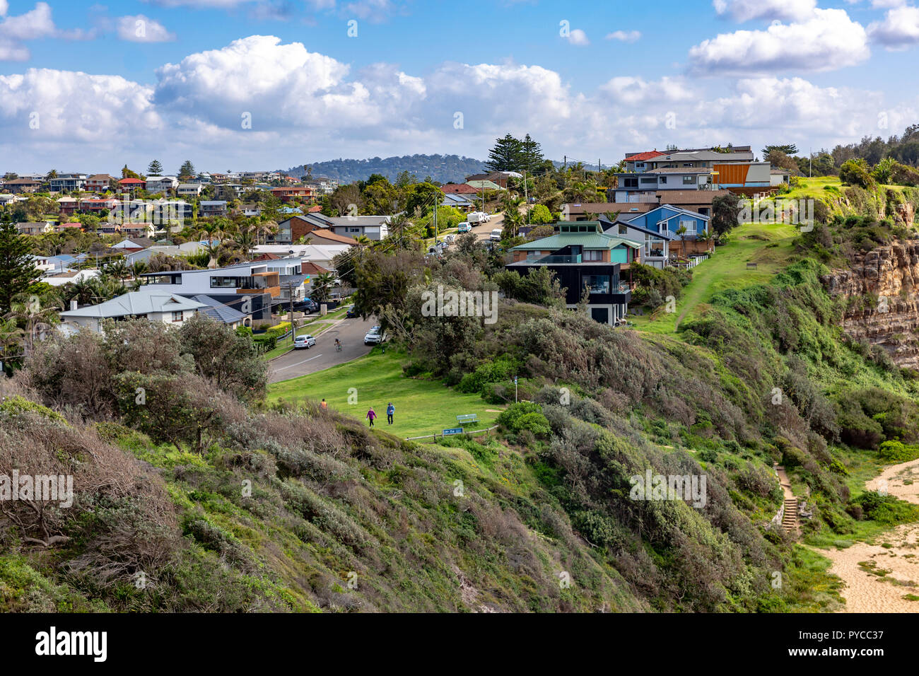 Blick auf den Strand und den Turimetta Vorort von Warriewood Northern Beaches von Sydney, New South Wales, Australien Stockfoto