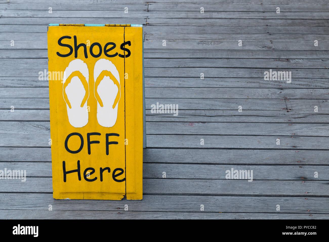 Keine Schuhe auf dem Holzboden in gelber Farbe Stockfoto