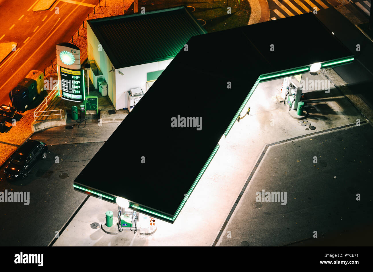 Cascais, Portugal - 25.Oktober 2018: Top-down-Sicht der BP-Tankstelle in der Nacht. BP ist ein Petroleum Company mit Sitz in London. Stockfoto