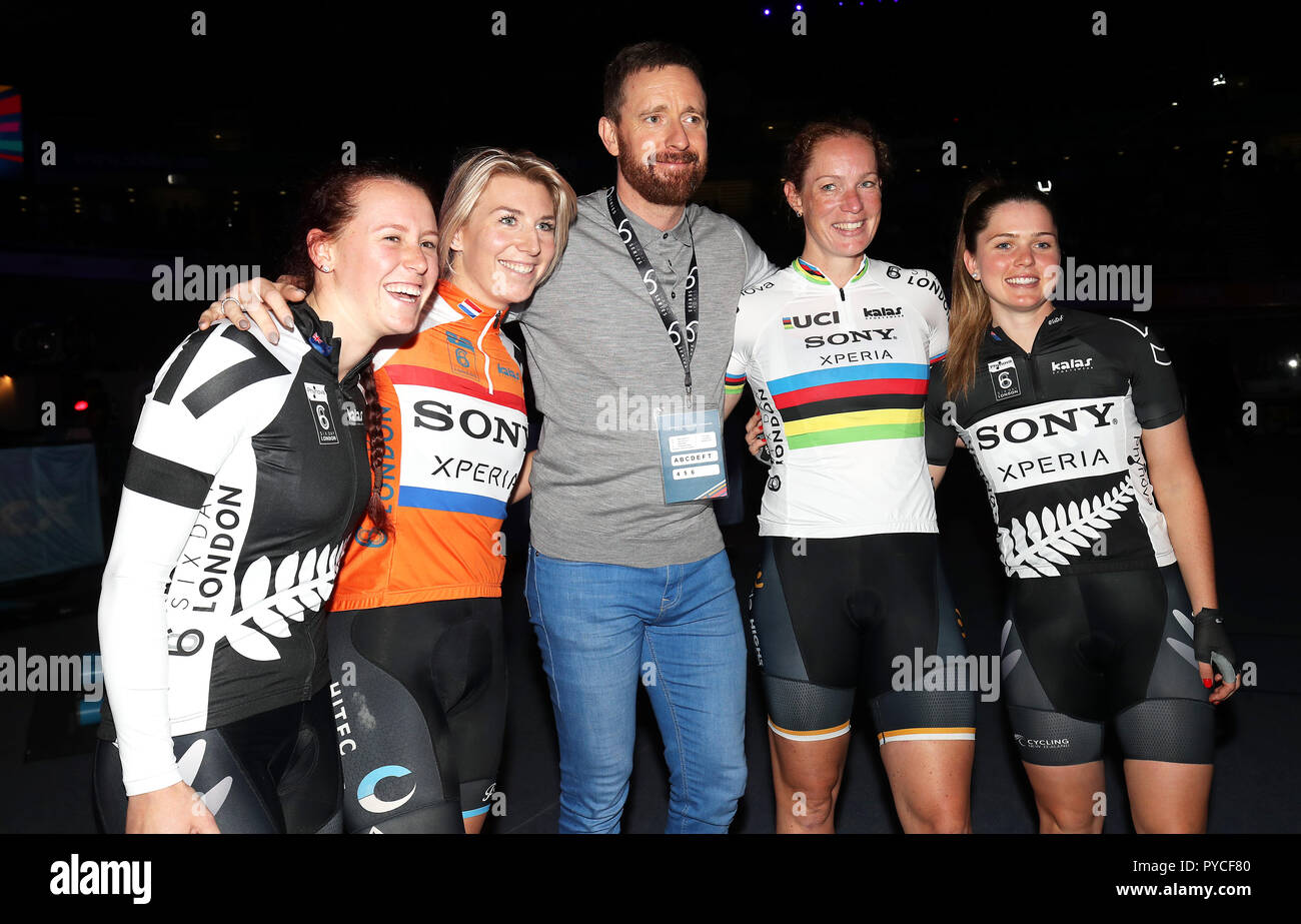 Bradley Wiggins (Mitte) wirft mit Racquel Ummantelung (links), Nina Kessler (Zweite links), Kirsten Wild und Michaela Drummond bei Tag vier der sechs Tag Reihe bei Lee Valley Velopark, London. Stockfoto