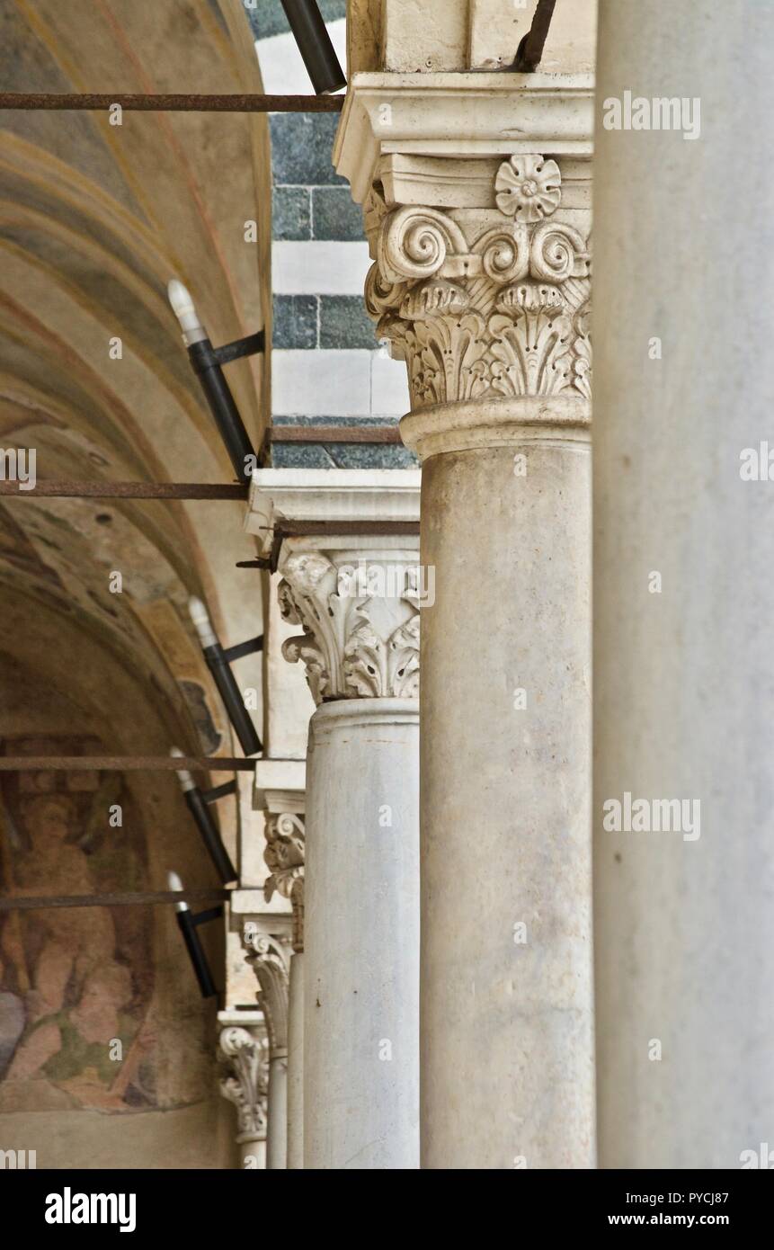 Blick auf Marmorboden, weißen Säulen und geschnitzten capitols der Kathedrale San Zeno in Pistoia, Toskana, Italien von unten gesehen. Stockfoto