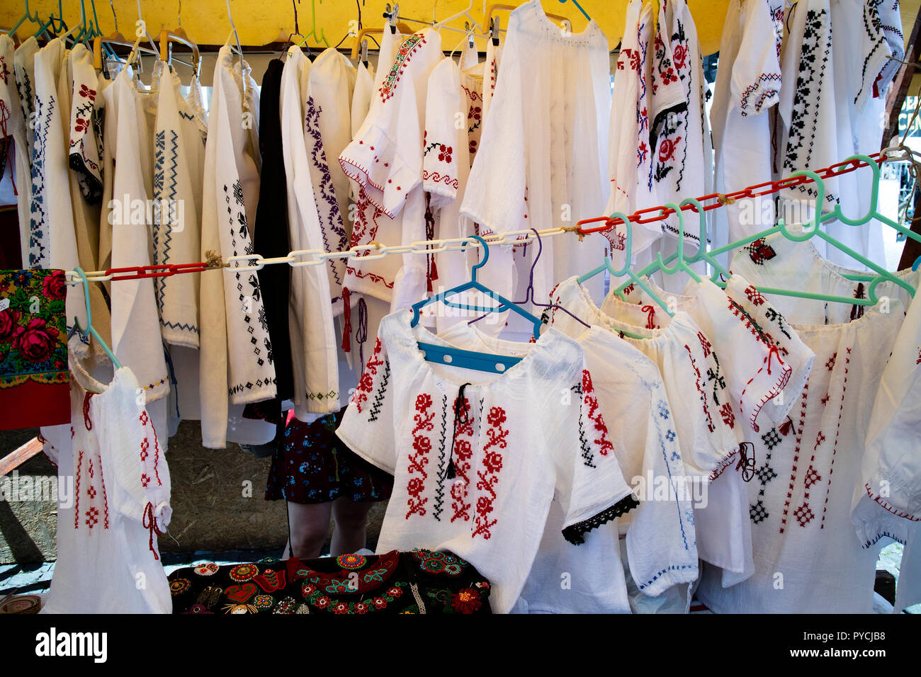 Cluj Napoca, Rumänien, 27. Juli 2018: Traditionelle bestickte rumänischen Shirts zum Verkauf auf einen Automaten in Cluj Napoca, Rumänien Abschaltdruck Stockfoto