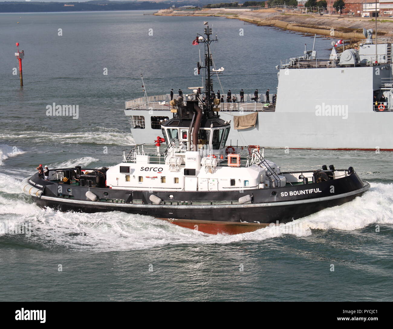 Der Schlepper SD freigebigen Escorts die Pakistan Marineschiff Aslat in Portsmouth Harbour, UK, 18. Juli 2018 Stockfoto