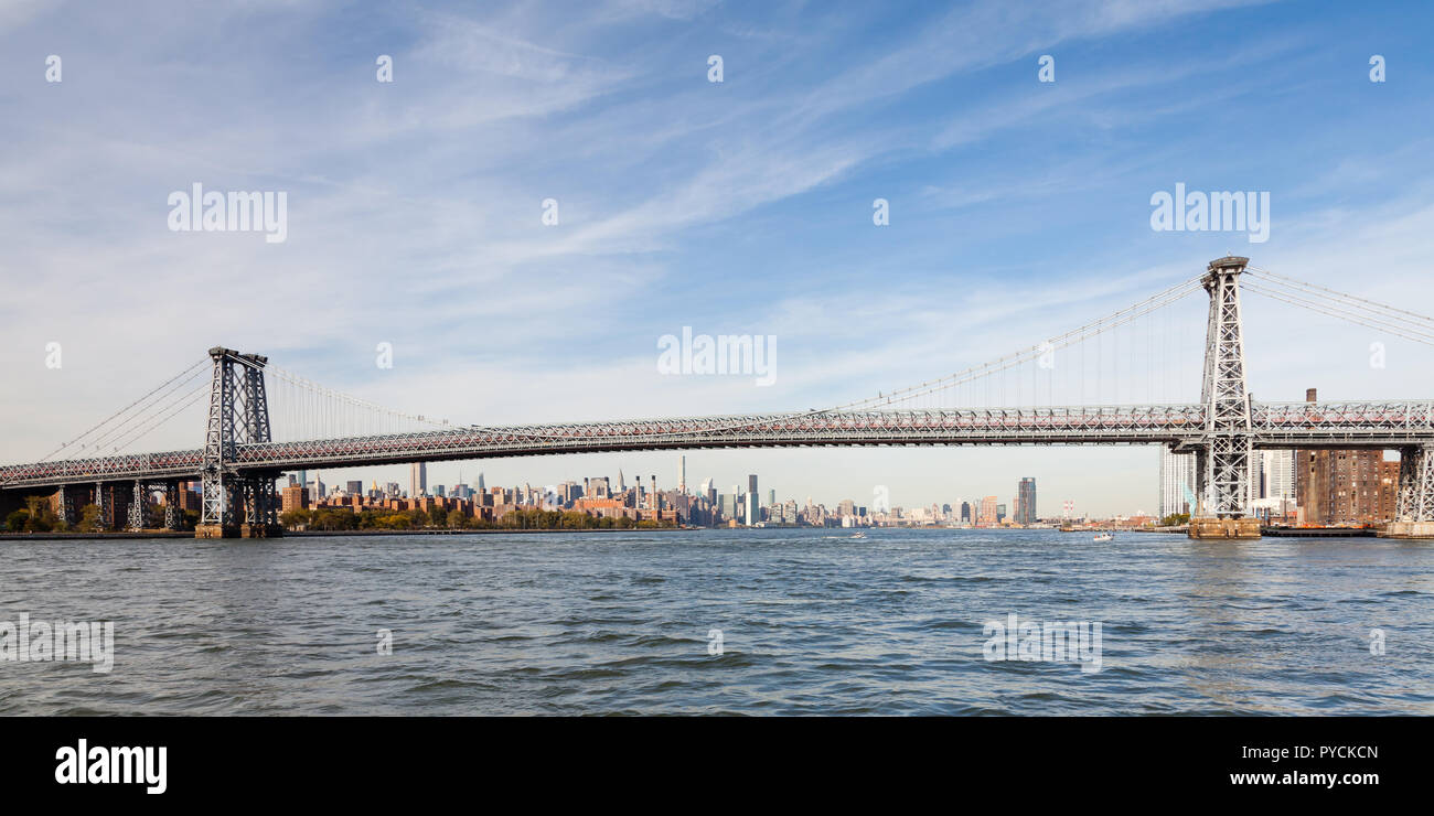 Geht Die Brooklyn Bridge über Den East River Ein Blick auf die Williamsburg Bridge in New York City. Die Brücke