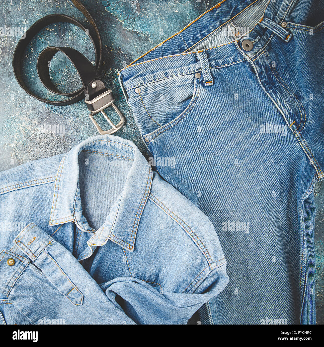 Insgesamt Jeansoptik. Blaue Jacke, Jeans und Schwarz. Flach Foto's modische Männer Kleidung Stockfoto