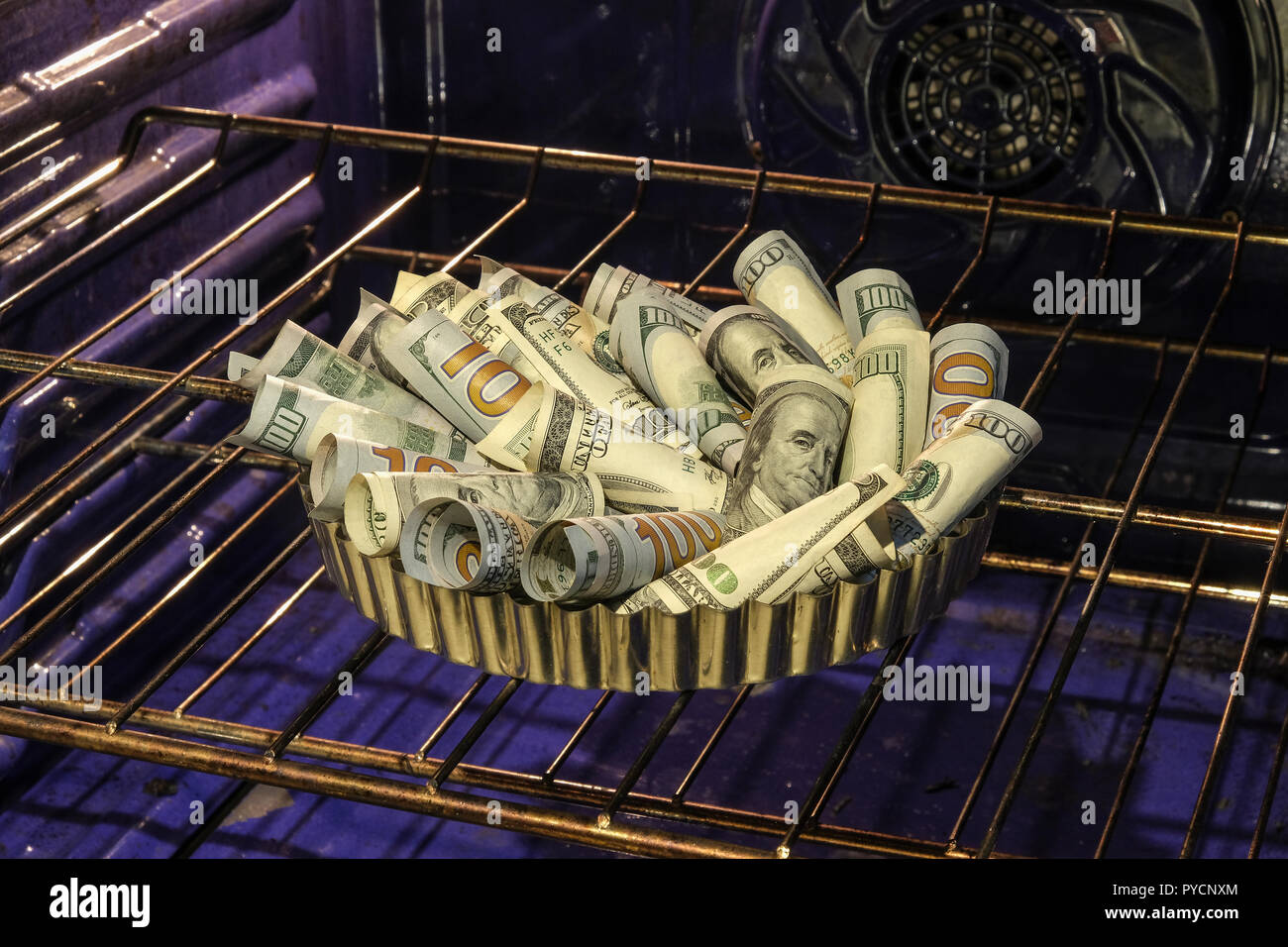 Backen 100 $ bill Geld Kuchen im Ofen Stockfoto