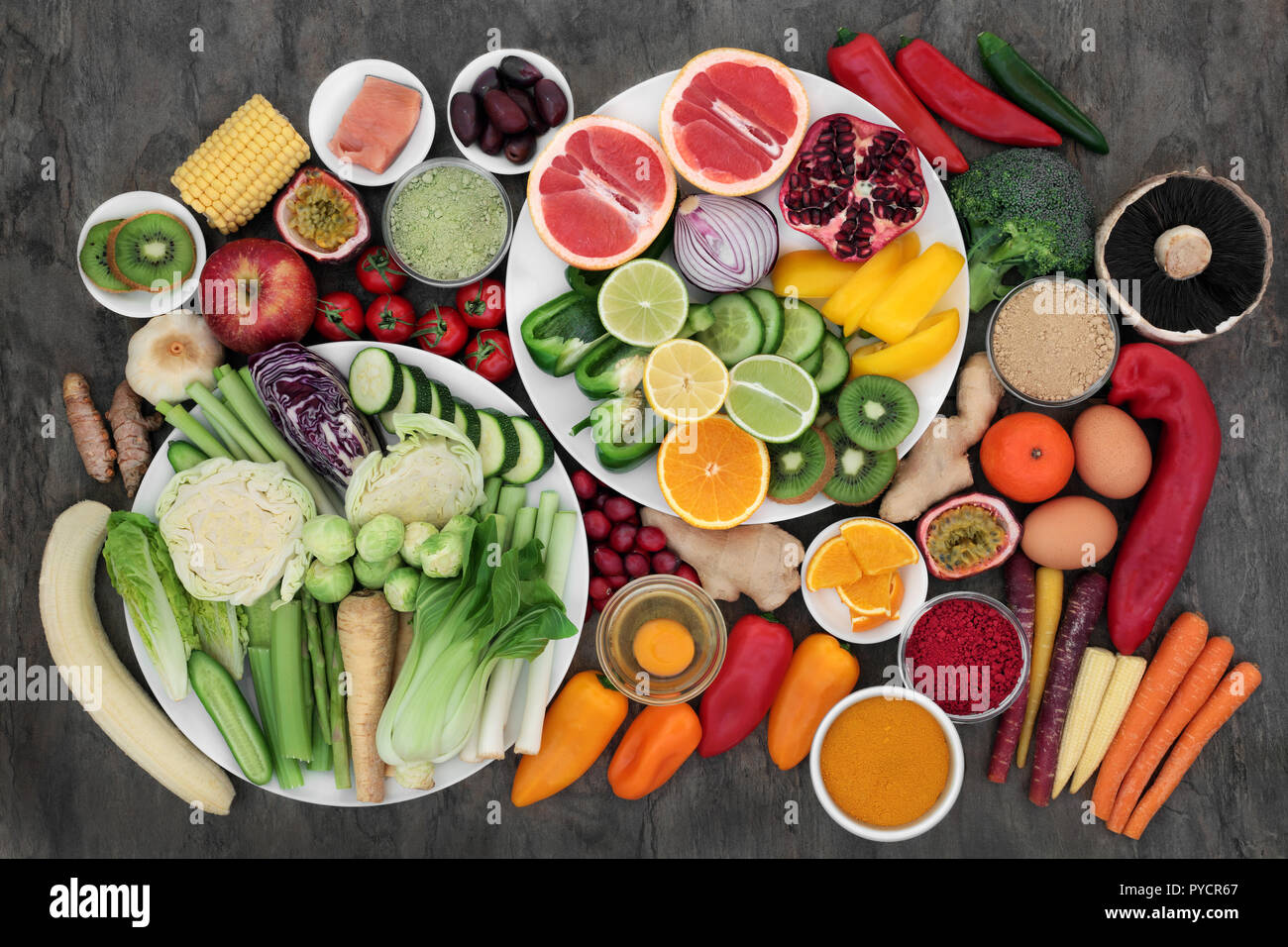 Gesundheit Nahrung für Fitness Concept mit dem frischen Lachs, Obst, Gemüse, Milchprodukte, zu ergänzen, zu Pulver, Kräutern und Gewürzen. Super Foods high in Protein, antiox Stockfoto