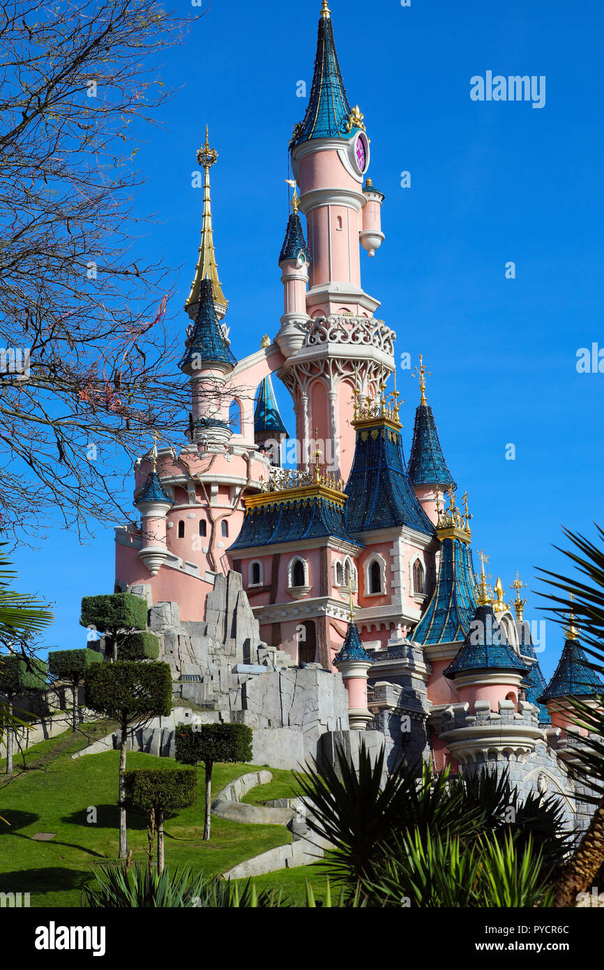 Marne-la-Vallée, Frankreich - Oktober 13, 2018: Seitenansicht Der Dornröschen Schloss im Disneyland Paris (Euro Disney), Marne-la-Vallée, Île-de-France, Stockfoto