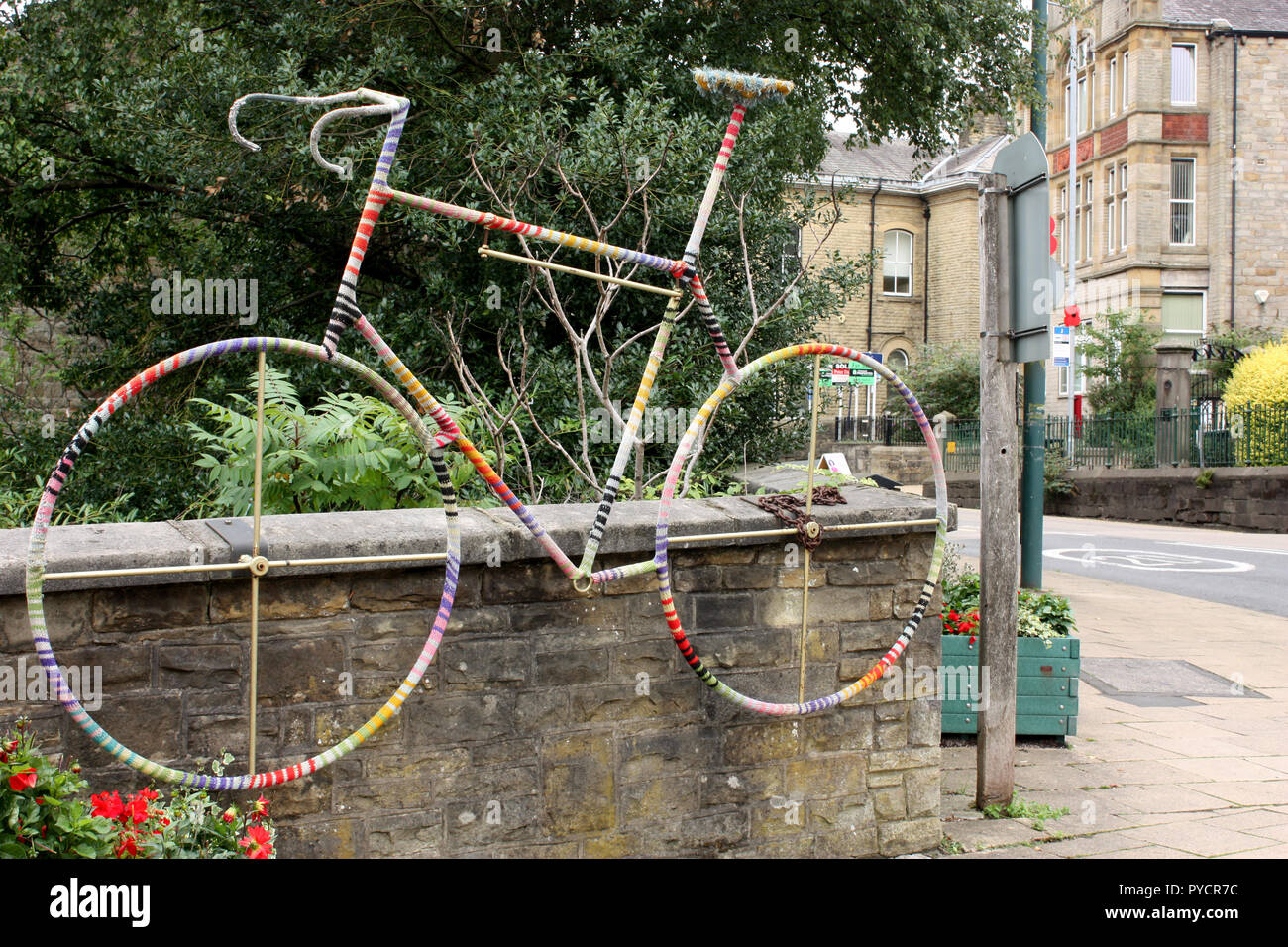 Fahrrad Skulptur durch den Fluß Calder in Todmorden, West Yorkshire, England Stockfoto