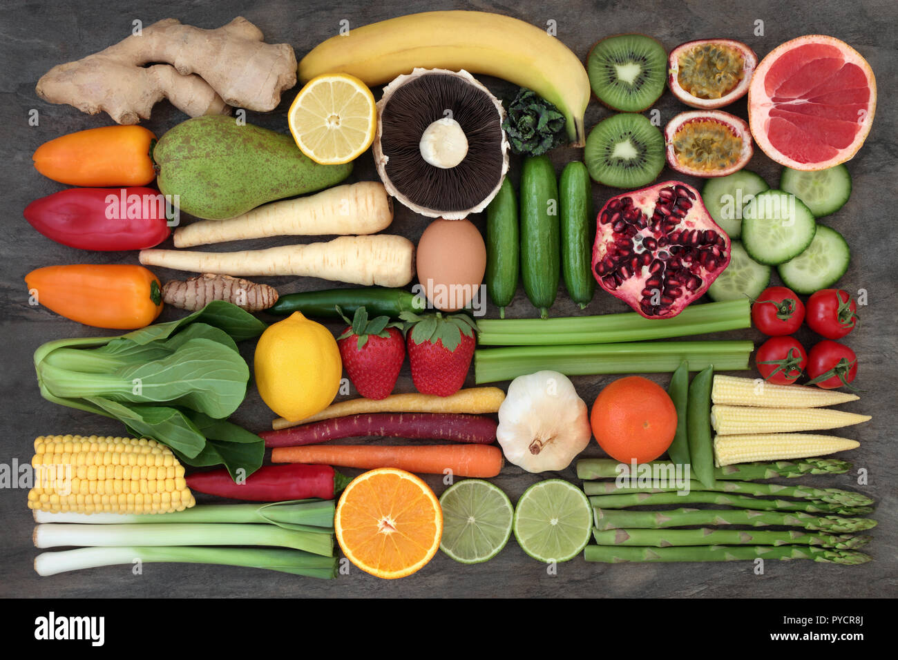 Gesund super Essen auswahl guter Gesundheit mit frischem Obst und Gemüse auf Marmor zu fördern. Lebensmittel, die einen hohen Gehalt an Antioxidantien und Ballaststoffe Stockfoto
