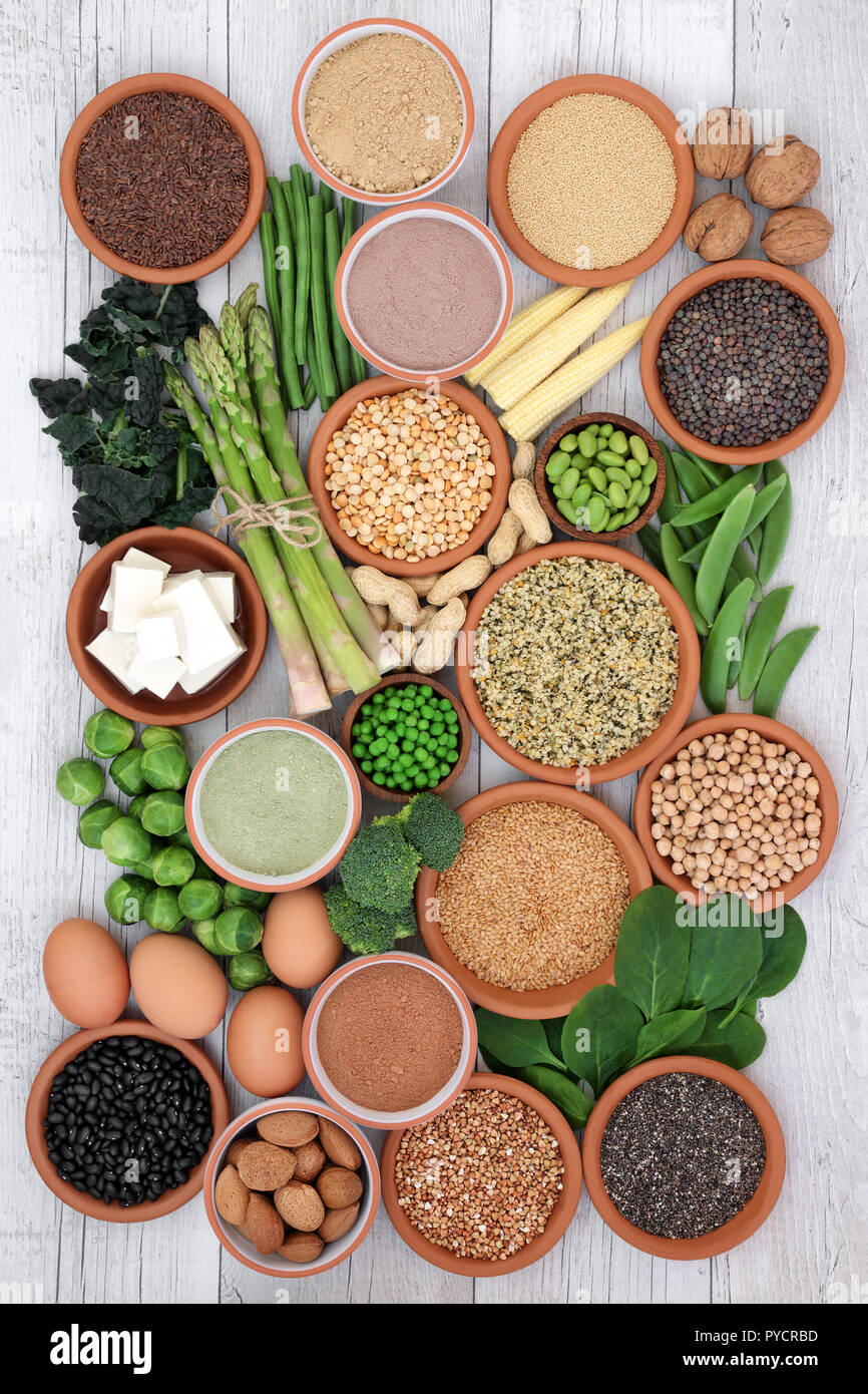 Health Food high in Protein mit Tofu, Gemüse, Hülsenfrüchte, Getreide, Milchprodukte, zu ergänzen, zu Pulver, Samen und Nüsse. Super Lebensmittel, die einen hohen Gehalt an Ballaststoffen. Stockfoto