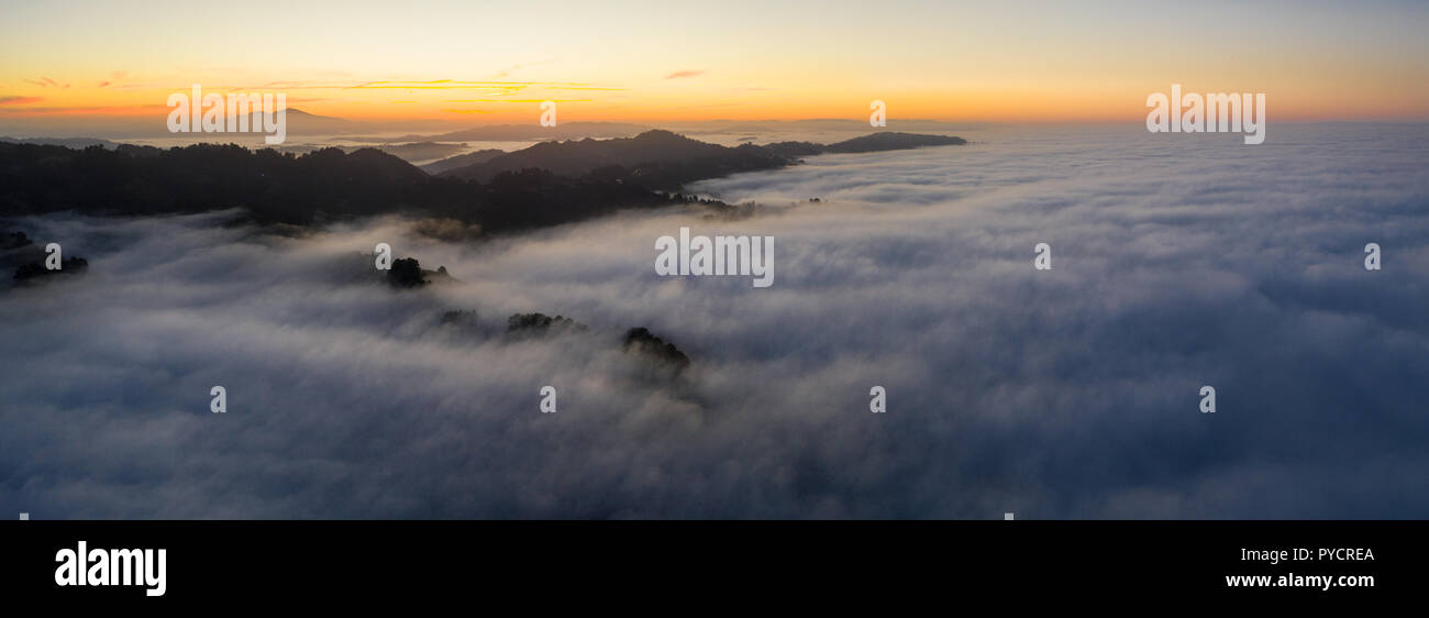 Die marine Layer, einem feuchten Luftmassen über dem Pazifik in die Anwesenheit einer Temperaturinversion, sickert über der San Francisco Bay Area. Stockfoto