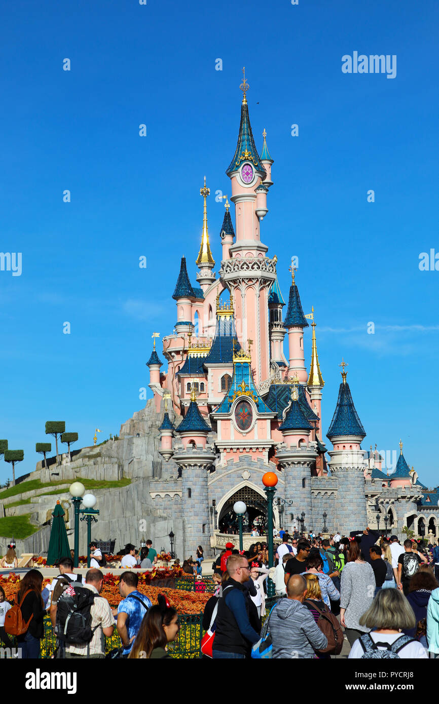 Marne-la-Rechnungshofes©e, Frankreich - Oktober 13, 2018: Dornröschen Schloss im Disneyland Paris (Euro Disney), Menschenmenge, Marne-la-Rechnungshofes©e, regionalrats-de-Fran Stockfoto