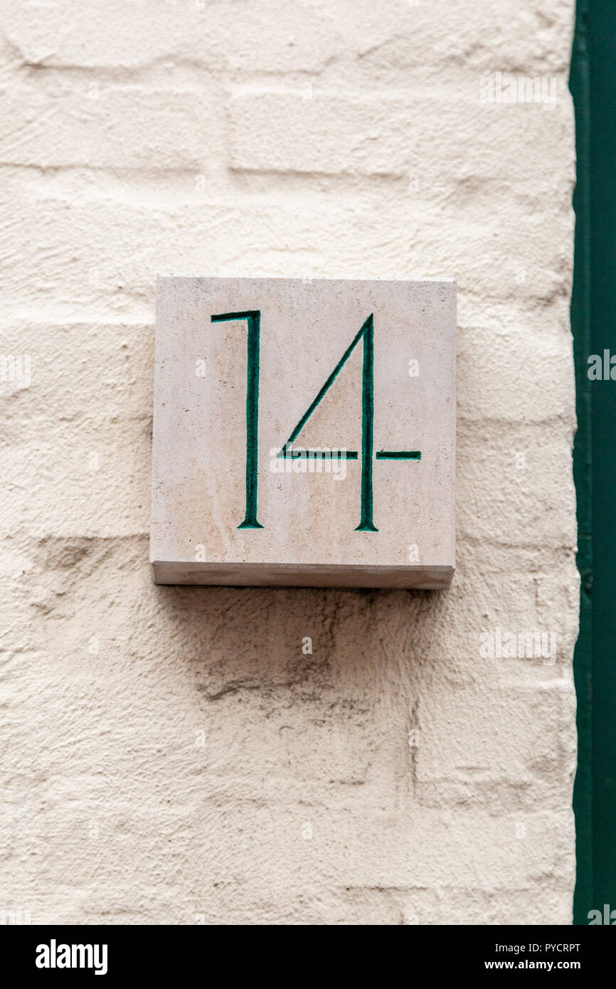 Haus Nummer 14 14 grün lackiert mit weißem Stein Ziegel in Schweden geklebt geschnitzt Stockfoto