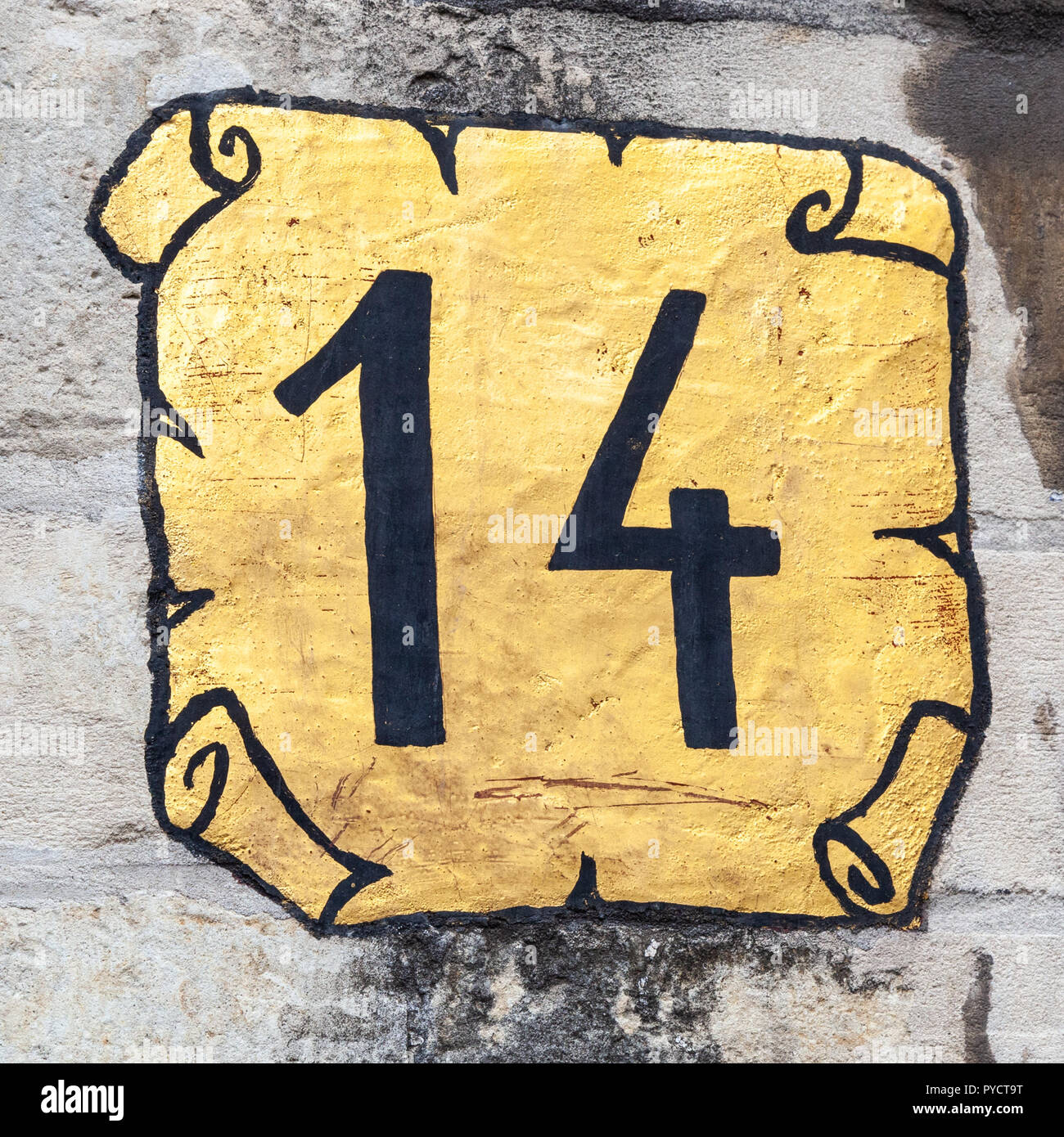 Haus Nummer 14 14 lackiert Schwarz auf Gold in einem quadratischen Blättern Design in stilisierten cursive Font in Brüssel und Schweden Stockfoto