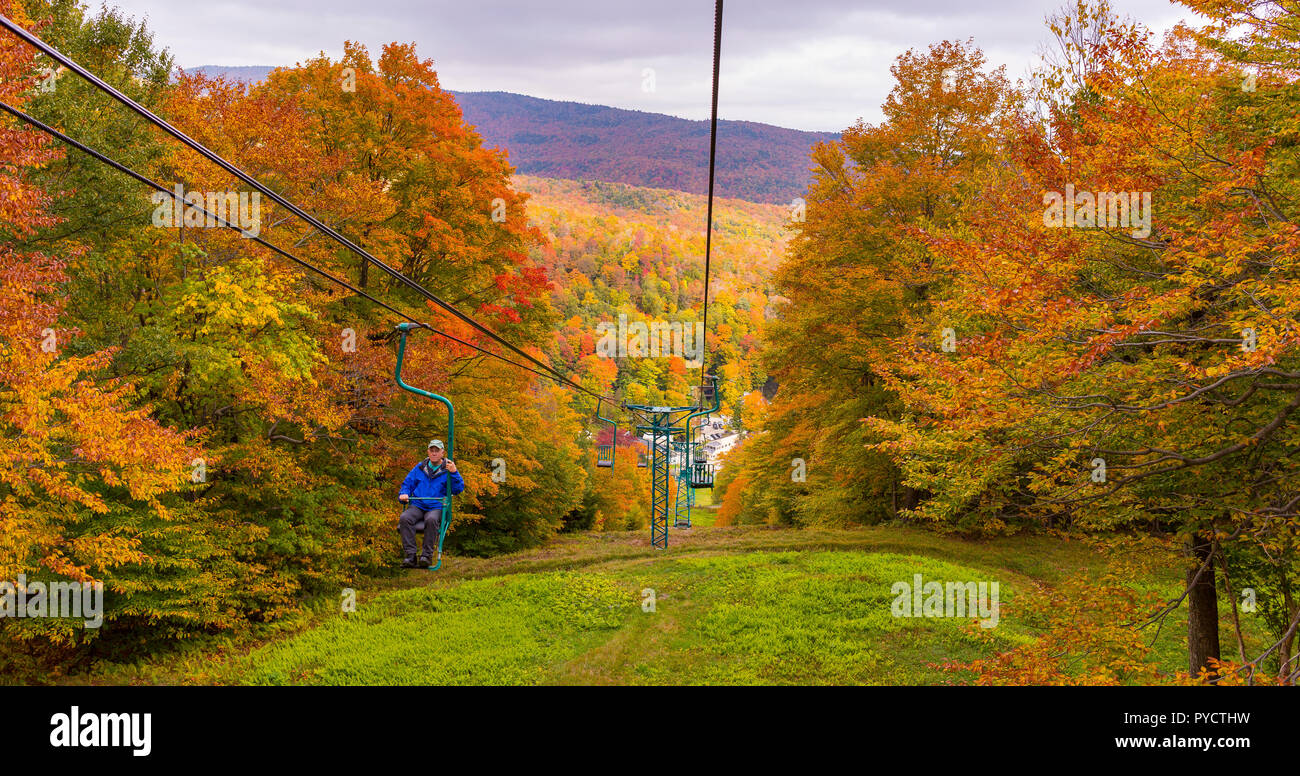 MAD RIVER GLEN SKIGEBIET, Fayston, Vermont, USA - Herbst Laub- und einem Sessellift. Stockfoto