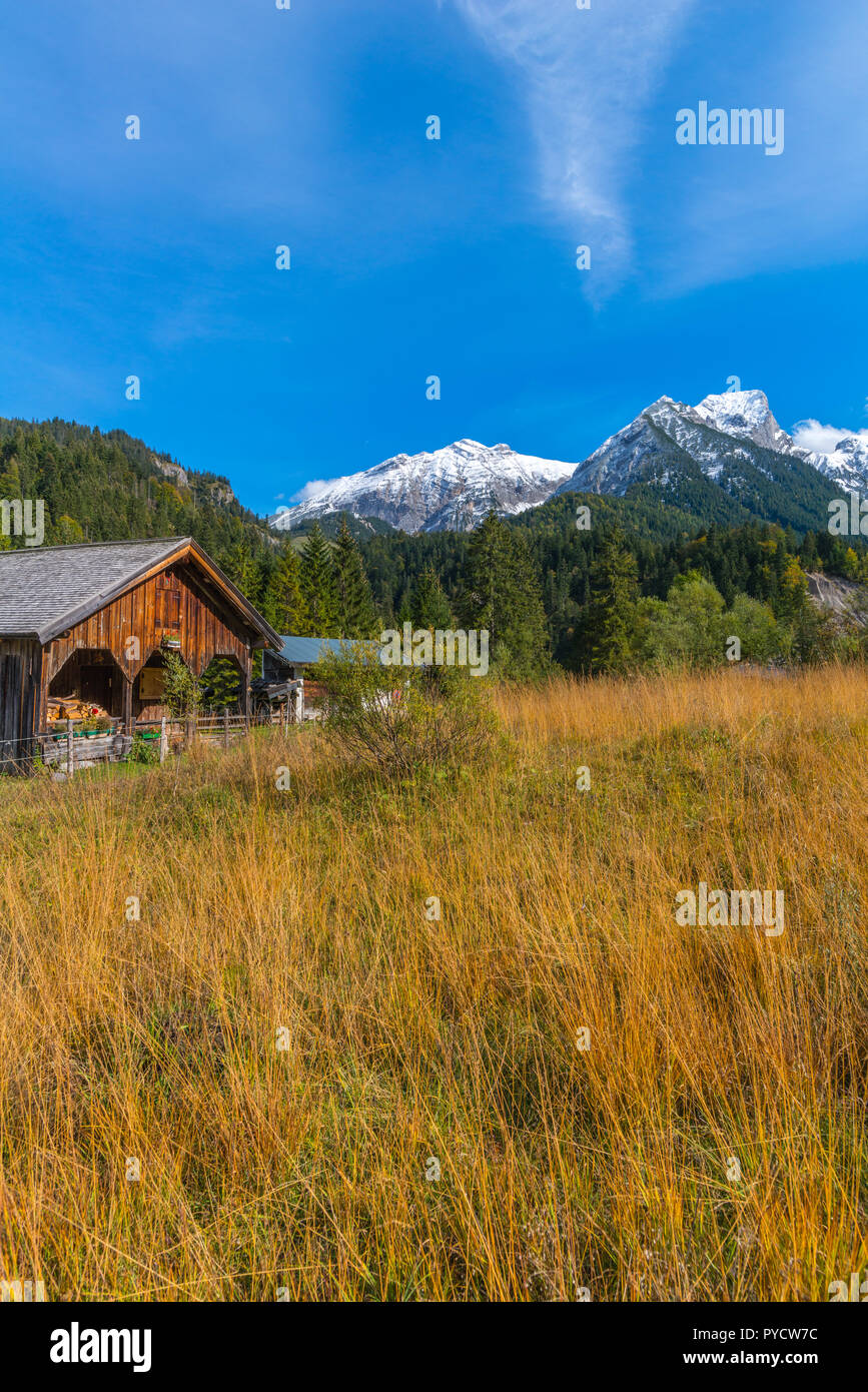 Alpine Farm in den Rissbach Tal, schneebedeckten Berge im Herbst Zeit, Vomp, Tirol, Österreich Stockfoto