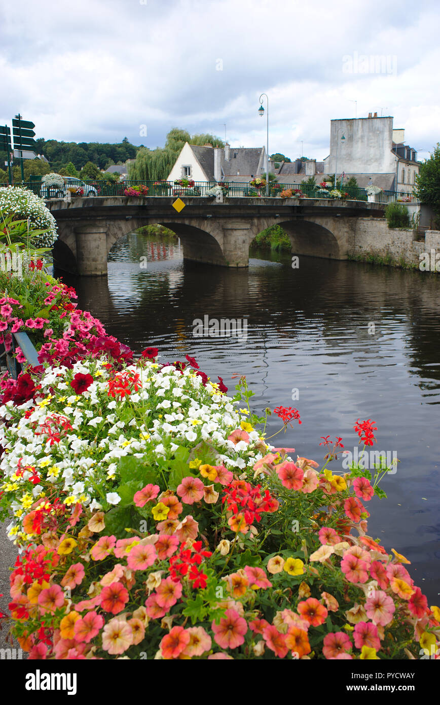 Kanal von Nantes nach Brest in der Innenstadt von pontivy in der Bretagne, im Morbihan. Blumen im Vordergrund Stockfoto