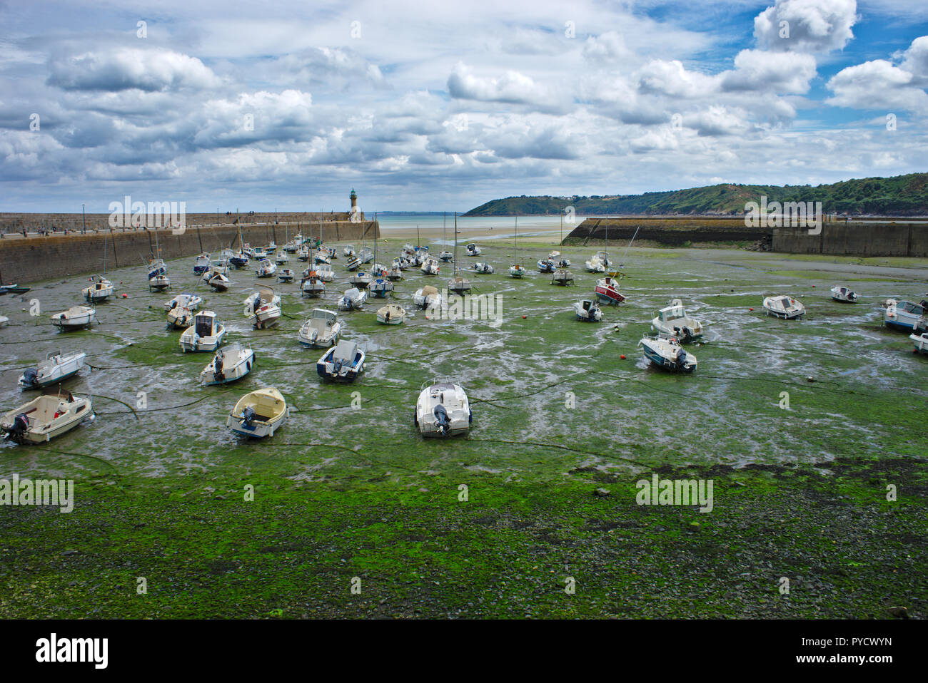 Boote gestrandet auf der Hafen von Binic, an der Basis Tide, in der Bretagne in den Küsten von Armor Stockfoto