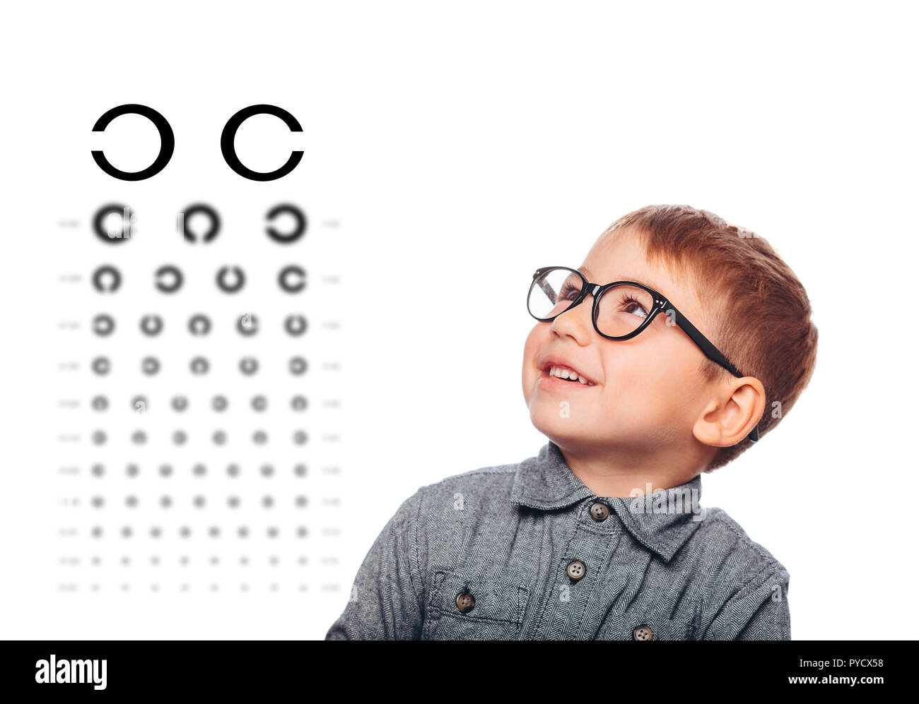 Little Boy die Augenuntersuchung mit Auge Diagramm Stockfoto