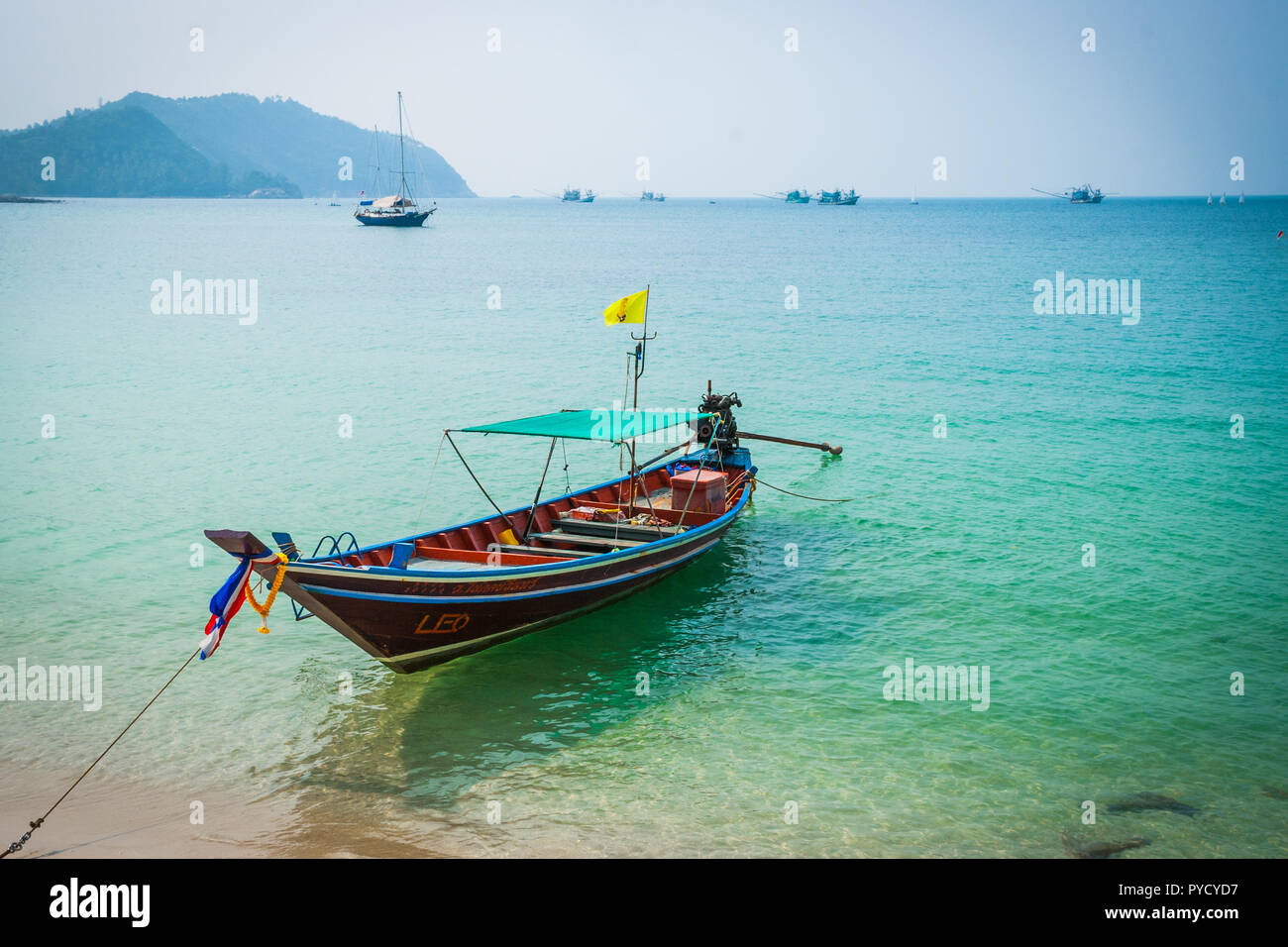 Typische thai Boot am Sandy Beach, Koh Pha Ngan, Thailand Stockfoto