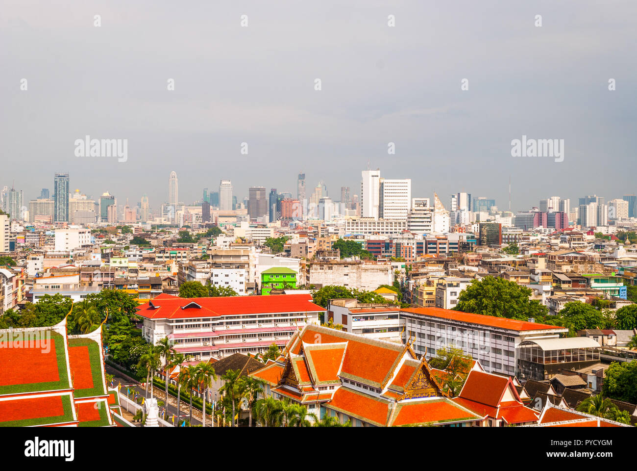 Skyline von Bangkok aus goldenen Berg Tempel, Wat Saket, Thailand Stockfoto