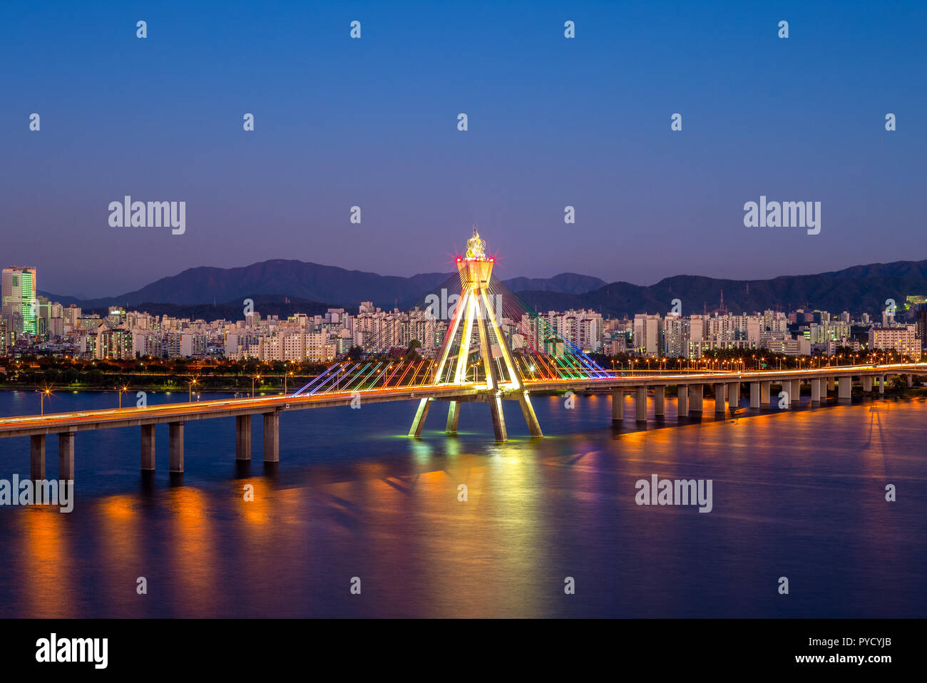 Nachtansicht des olympischen River Bridge in Seoul, Korea Stockfoto