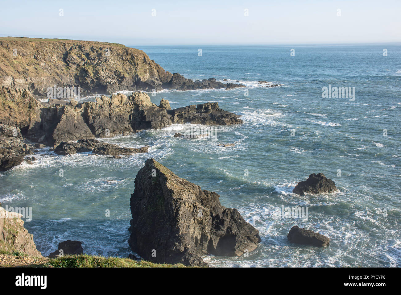 Landschaftsfotografie. wunderschönen felsigen Küste von Pembrokeshire, South Wales, UK. malerischem Meerblick vor Sonnenuntergang. Klippen und Felsen an der britischen Küste. Natur Uk Stockfoto