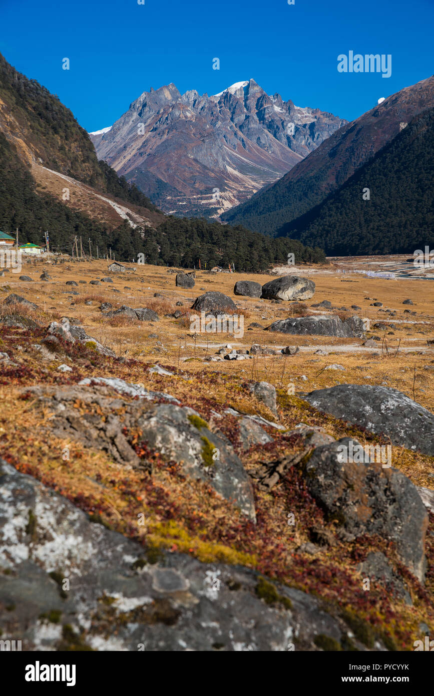 Berg Landschaftsblick auf Lachung, klare Wetter blauen Himmel Tag Zeit, Sikkim, Indien Stockfoto