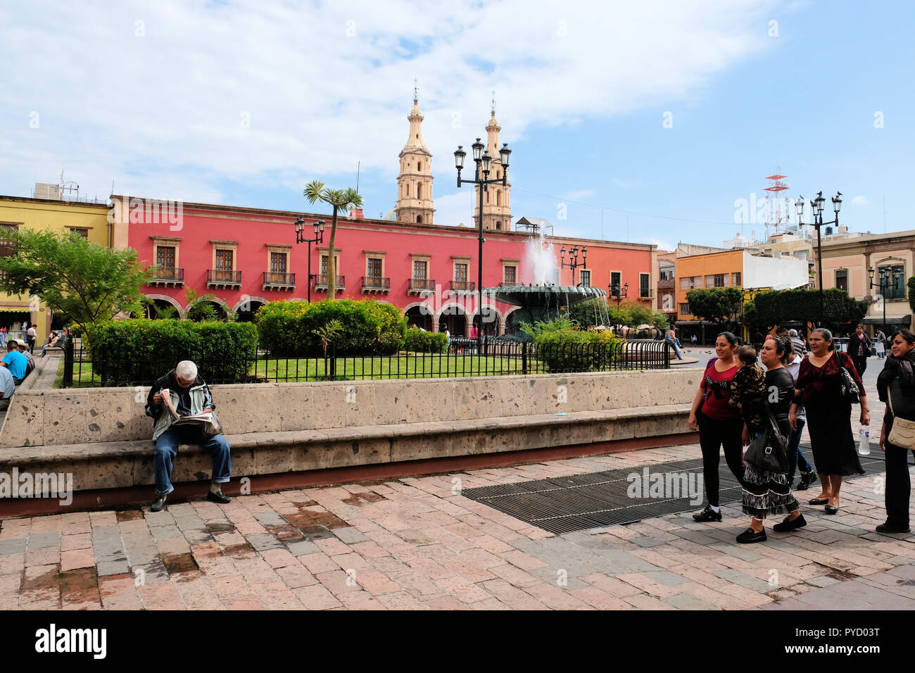 Plaza Fundadores in León, Guanajuato, Mexiko, mit dem traditionellen Brunnen und gewölbte Durchgänge, die angrenzenden Gebäude schmücken. Stockfoto