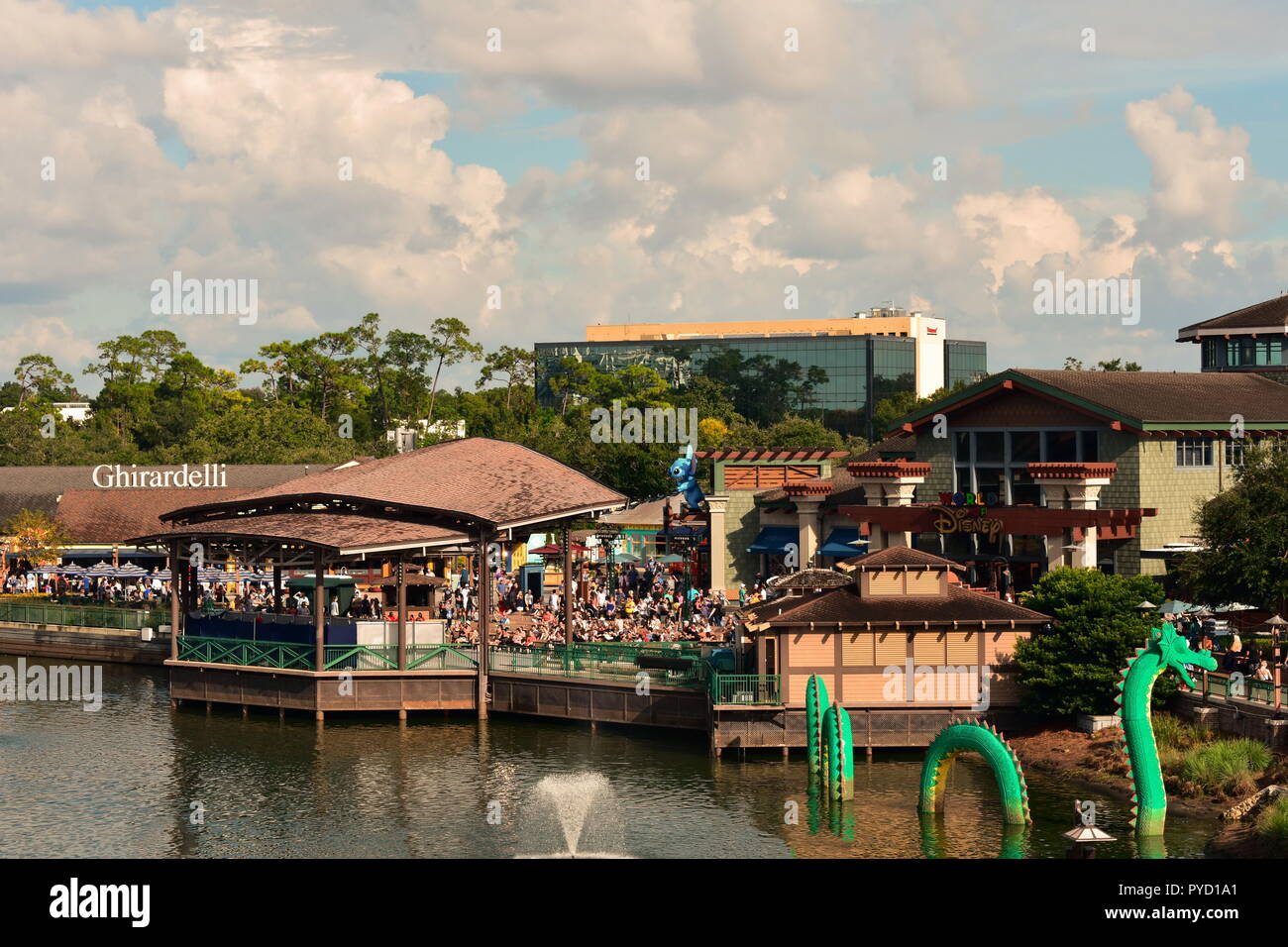 Orlando, Florida. Oktober 06, 2018. Wunderschöne Disney Federn auf der Lake Buena Vista Gegend. Travel Concept Postkarte. Stockfoto