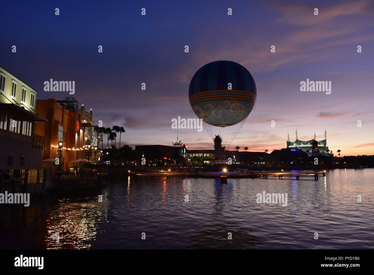 Orlando, Florida. Oktober 11, 2018. Bunte Dockside Ansicht von Disney die Federn an den schönen Sonnenuntergang Hintergrund in der Lake Buena Vista Gegend. Stockfoto