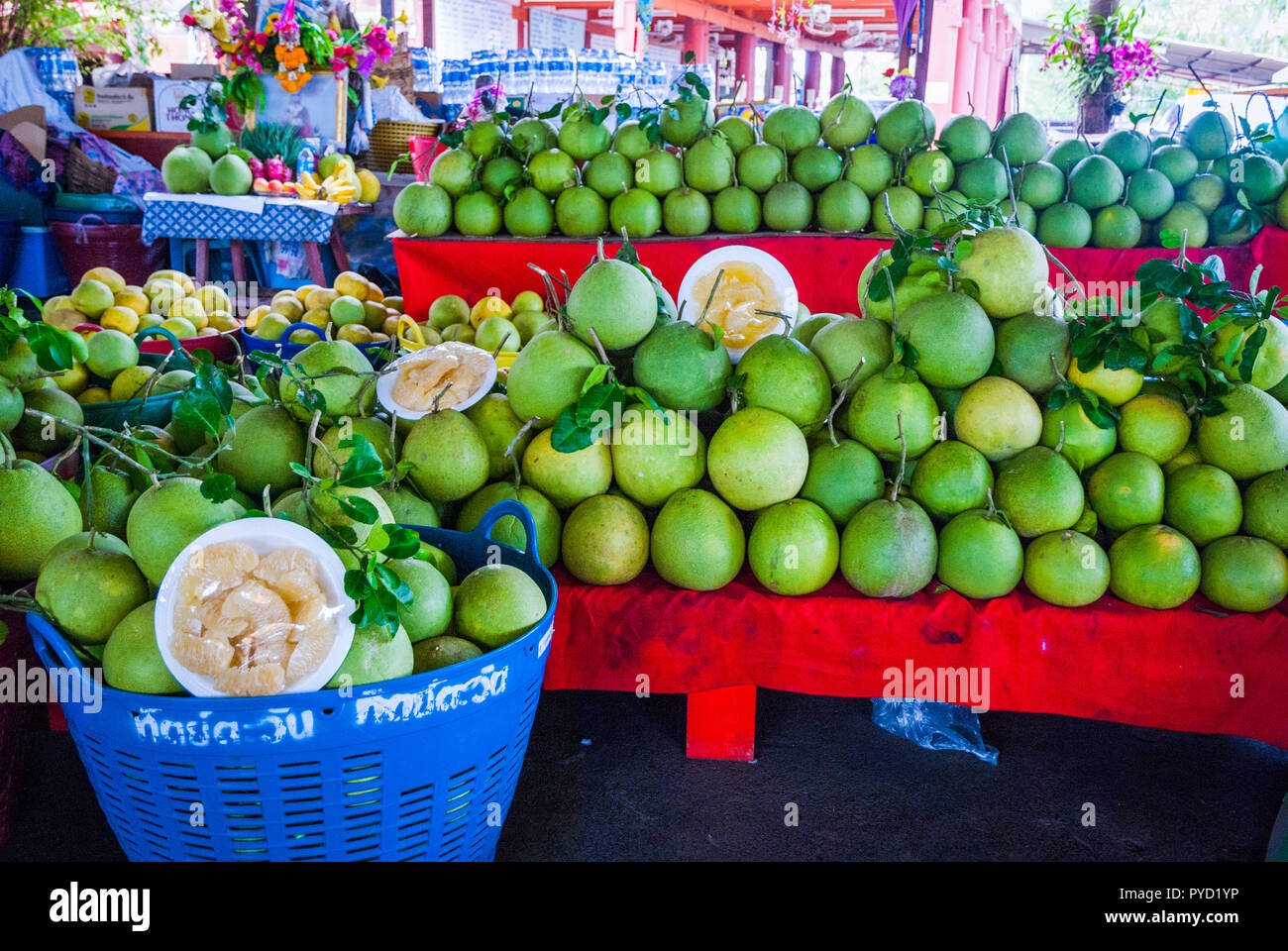 Pomelo Früchte für den Verkauf auf dem lokalen Markt, Thailand Stockfoto