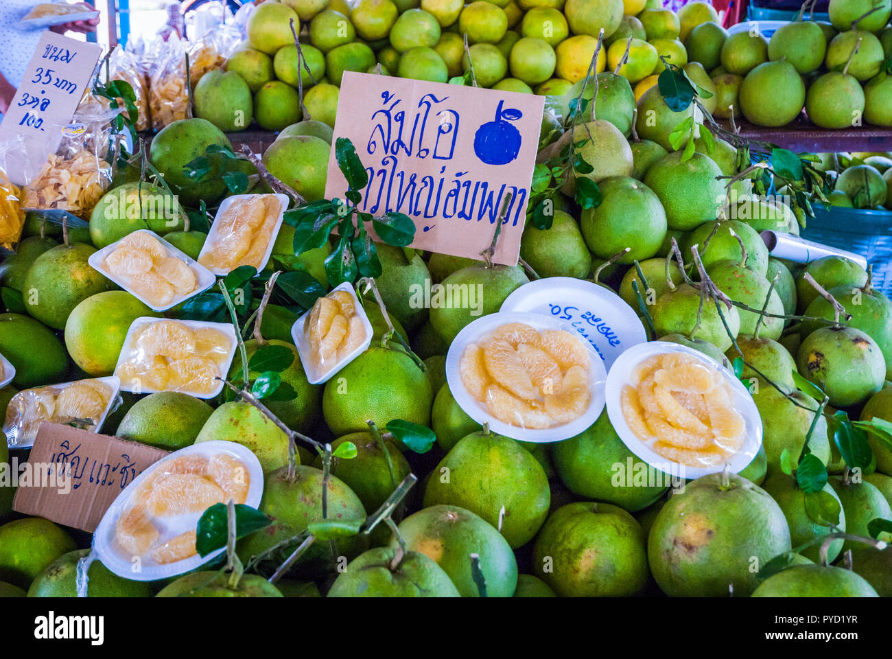 Pomelo Früchte für den Verkauf auf dem lokalen Markt, Thailand Stockfoto