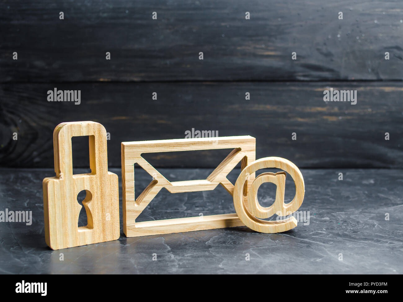 Holz- vorhängeschloss steht neben der e-Umschlag. Konzept der Schutz personenbezogener Daten, Betriebsgeheimnisse, Engagement für Geheimnisse. Erhaltung der Geheimnisse Stockfoto