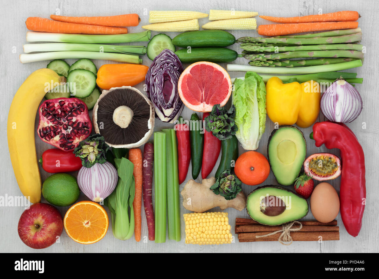 Gesunde Ernährung Konzept zum sauberen Essen mit frischem Obst, Gemüse und Gewürze. Lebensmittel, die einen hohen Gehalt an Antioxidantien, Anthocyane, Vitamine und Ballaststoffe. Stockfoto