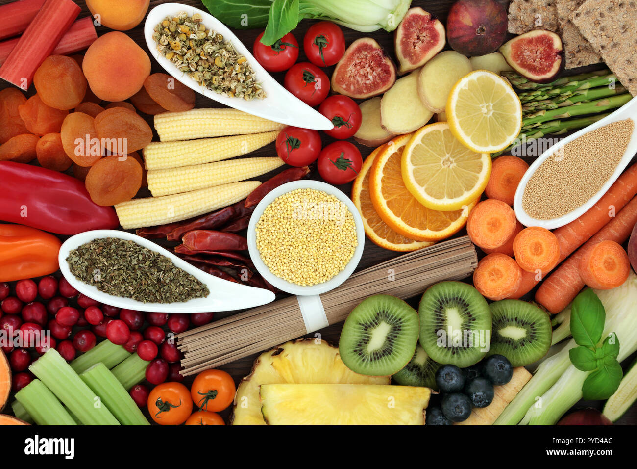 Gesunde Ernährung Lebensmittel zur Gewichtsreduktion mit Gemüse, Obst, Getreide, Kräuter, Gewürze, Vollkorn Cracker und Vollkornnudeln mit Nahrungsmittel hoch in der diätetischen Stockfoto