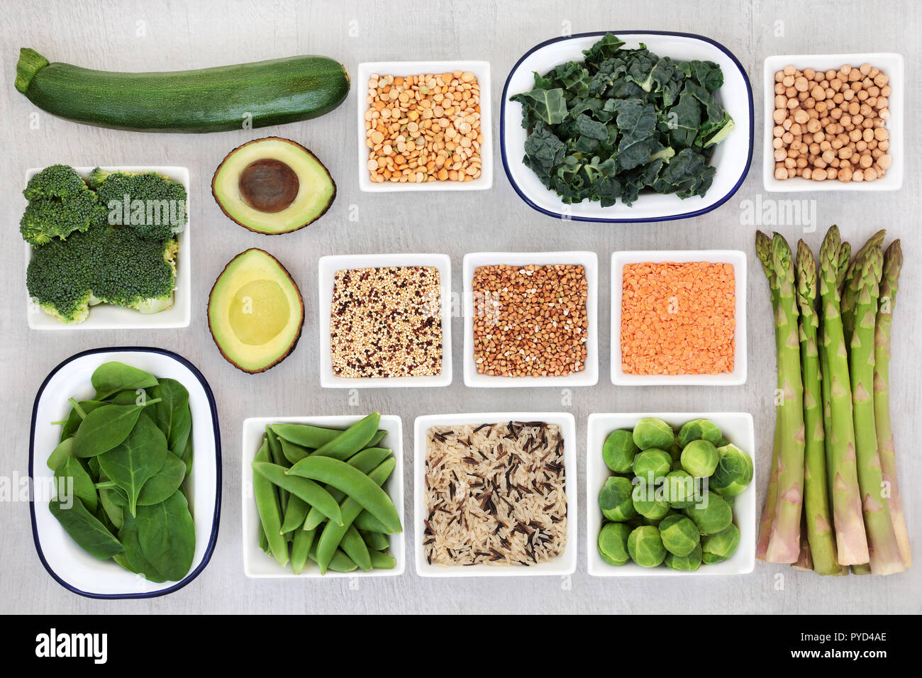 Protein Pflanze super Auswahl an Speisen für eine gesunde Ernährung mit Samen, Getreide, Hülsenfrüchte und Gemüse auf rustikalem Holz Hintergrund. Gesundheit Nahrungsmittel in der Faser hoch Stockfoto