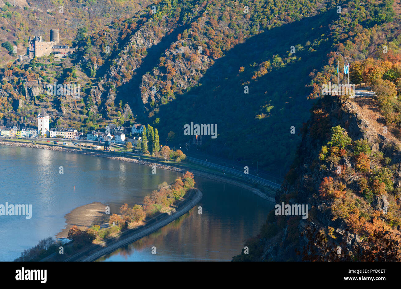 Felsen der Loreley, Burg Katz, Rheintal im Herbst Stockfoto