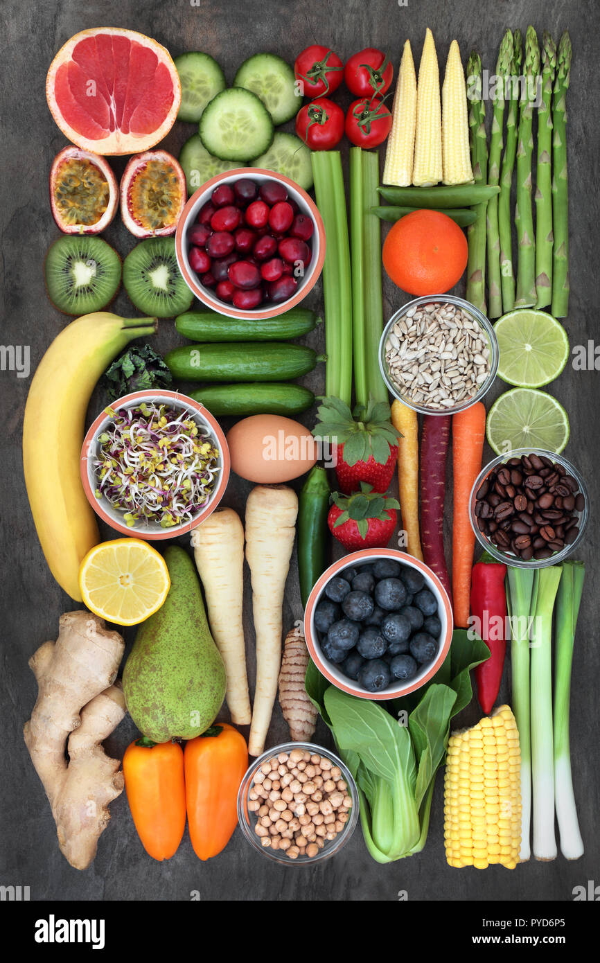 Health Food Konzept für ein gesundes Leben mit frischem Gemüse, Obst, Kräuter, Gewürze, Hülsenfrüchte, Samen und Kaffee Stockfoto