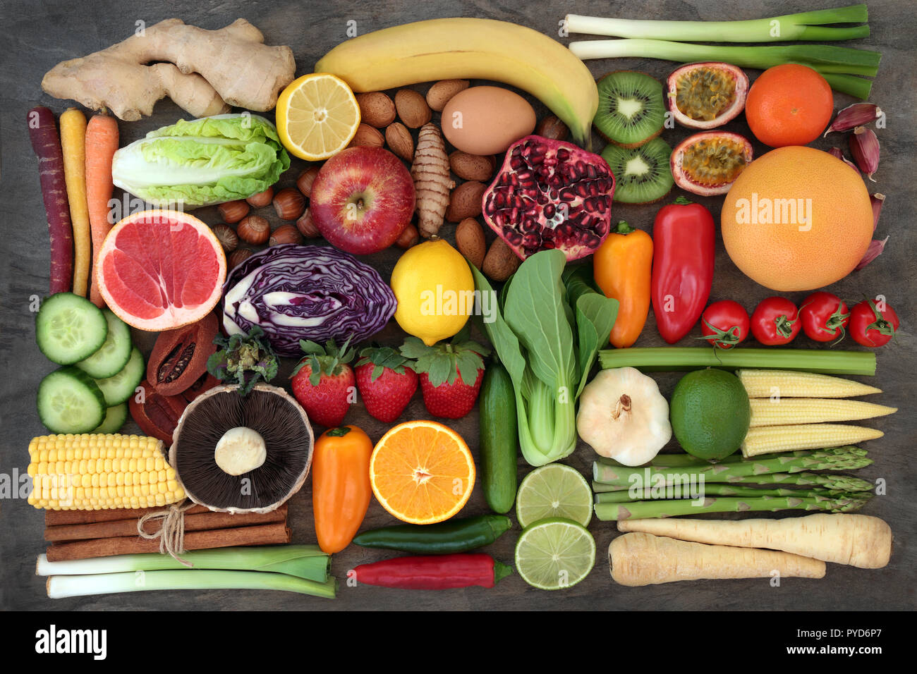 Super Food Konzept für Fitness mit frischem Obst und Gemüse, Kräutern, Gewürzen und Nüssen mit Lebensmittel, die einen hohen Gehalt an Antioxidantien, Anthocyane, Ballaststoffe. Stockfoto