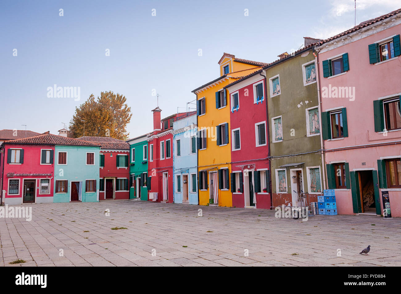 Burano, Italien, Oktober 2018: Die bunten Häuser der Fischer in Burano an einem klaren Tag Stockfoto