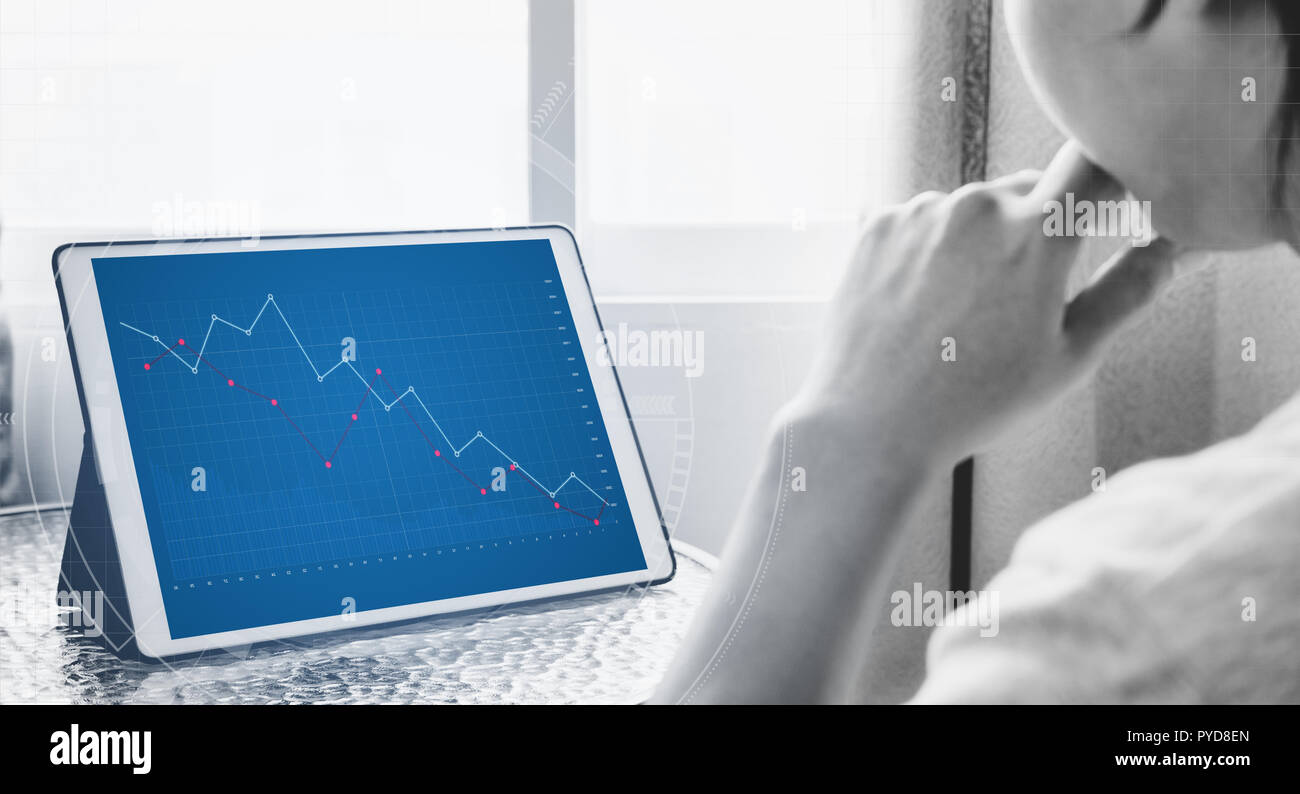Ein Mann der Arbeit an digitalen Tablet, Business verringern Grafik auf dem Bildschirm Stockfoto