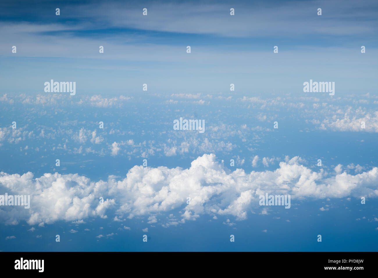 Himmel Hintergrund über Ausbreitung cloud Scatter, Luftaufnahme Stockfoto