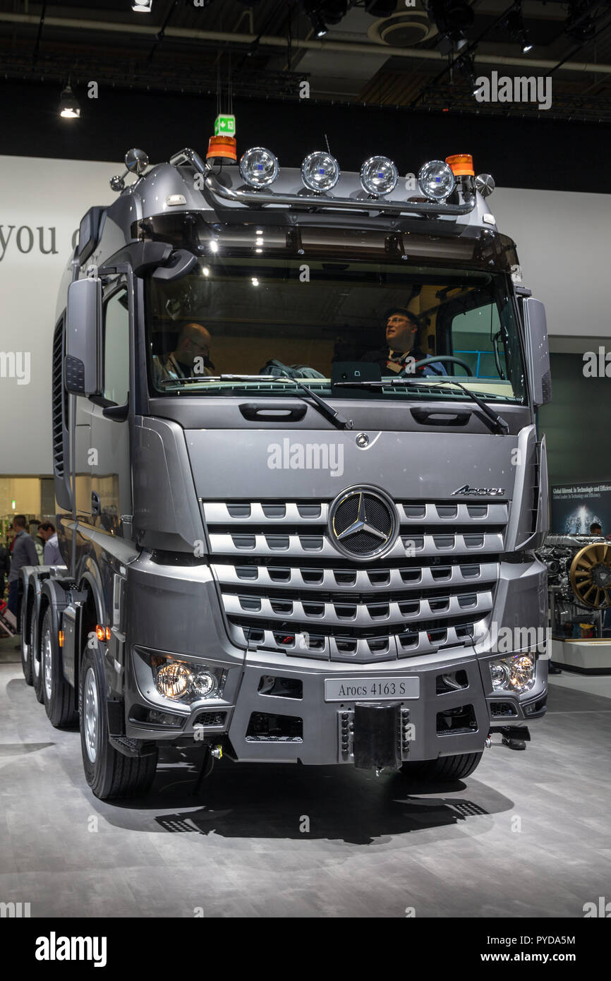 HANNOVER, Deutschland - 27.September 2018: Mercedes-Benz Arocs 4163S schwere Lastwagen auf der Hannover IAA Nutzfahrzeuge Motor Show präsentiert. Stockfoto